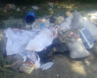 На углу ул.Рустембекова-Алматинская валяется мусор