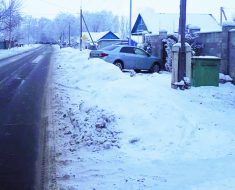 Огромные кучи снега по ул.Сланова