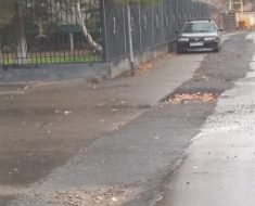 По ул. Абылайхана, напротив  Департамента юстиции и горсуда, посмотрите, как заасфальтировали участок дороги — дыры, ямы.