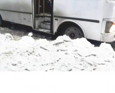К автобусу невозможно пройти, как нарочно снег сгребли, где идет посадка людей.