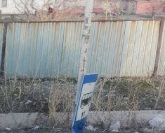 20 марта, в 18 час. 4 мин. мкр-н Восточный. По ул.Нур, на остановке автобуса №8, знак  «Автобусная остановка»  сломан.
