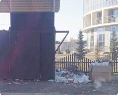 Куча мусора валяется возле общежития, где городской бассейн. Как видите, до нее никому нет дела…