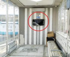В смарт-остановке «Самал» разбит рекламный экран, отваливается потолок, повсюду грязь.