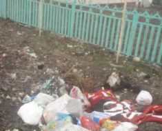 По ул.Ш.Уалиха-нова, возле дома №64, мусор валяется.  Полиция никого не штрафует, мер не принимает.