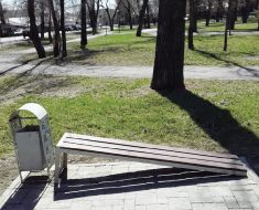 В парке «Коммунальник» опять сломали лавочку.