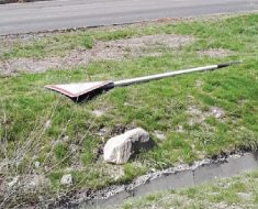 По ул.Гали Орманова лежит сломанный дорожный знак.  Видимо, участковый инспектор давно свой участок не обходил.