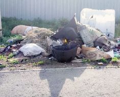 На углу ул.Шевченко-ул.Подгорная, район Хутора, уже месяц лежит, разрастается  мусорная свалка! Почему участковые полицейские мер не принимают?