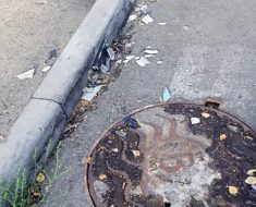 Видимо 2-3 недели  назад на углу ул.Каблиса Жырау – ул.Каратальская, была авария, битый пластик и стекла валяются до сих пор.