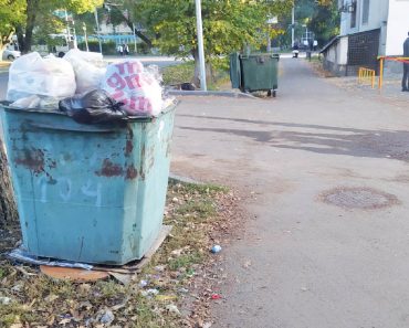 По улице Казахстанской, недалеко от городской поликлиники, мечети, мусорные баки вынесли прямо к тротуару, очень некрасиво.