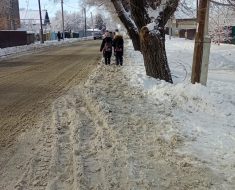 Это на ул.Акылбекова, район хутора.  Дорожной очистки нет, дети идут таким путём, что до школы ноги мокрые.