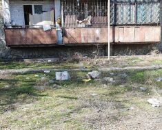 Под окнами дома 69/72, мкр. «Жастар»,  со стороны ул.Желтоксан, по-прежнему стихийная мусорная  свалка.   Почему эту территорию никогда не убирают?
