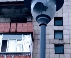 Во дворе дома 69/72 по ул.Желтоксан произошло замыкание такой силы, что разлетелся плафон на уличном фонаре.  Прошла еще одна неделя,  а замыкания так и продолжаются.