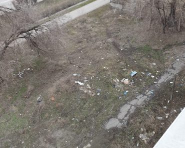 В м-оне  «Жастар», под окнами дома 69/72, со  стороны  ул.Желтоксан,  образовалась  стихийная  мусорная свалка, бессовестные  люди  выбрасывают  мусор  прямо  из  окон!