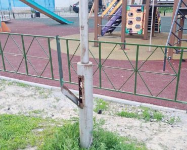 В мкр. Каратал, возле детской площадки дома 16, открыто основание электрического столба и видны провода.