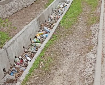 По ул.Шевченко, между ул.Кабанбай батыра и ул.Гаухар Ана, арык завален мусором.