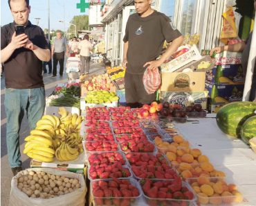 Полицейские не реагируют на неоднократные звонки  в 102 по поводу торговли фруктами возле остановки  “Карагаш”, рядом с аптекой. Торгующие на тротуаре создают неудобства для людей.