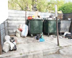По ул.Шевченко, возле дома 128, переполнены мусорные контейнеры и вокруг мешками валяется  мусор.